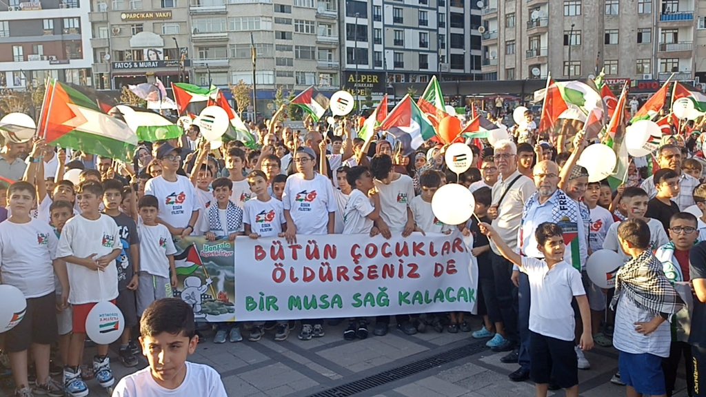 elaksaplatformu's tweet photo. Daha sonra siyonist israilin saldırılarında şehit edilenler için Kur'an-ı Kerim okundu, dua edildi. 

Şiirler okuyan çocuklar, Filistin'e özgü dans figürleri de  sundu. https://t.co/vh7BKVQebz