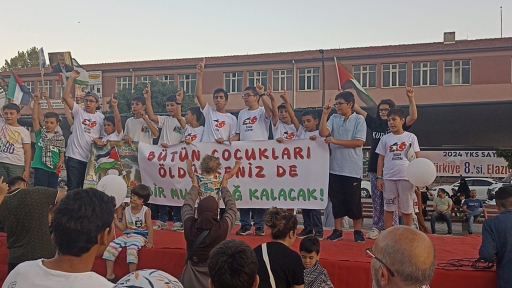 elaksaplatformu's tweet photo. Daha sonra siyonist israilin saldırılarında şehit edilenler için Kur'an-ı Kerim okundu, dua edildi. 

Şiirler okuyan çocuklar, Filistin'e özgü dans figürleri de  sundu. https://t.co/vh7BKVQebz