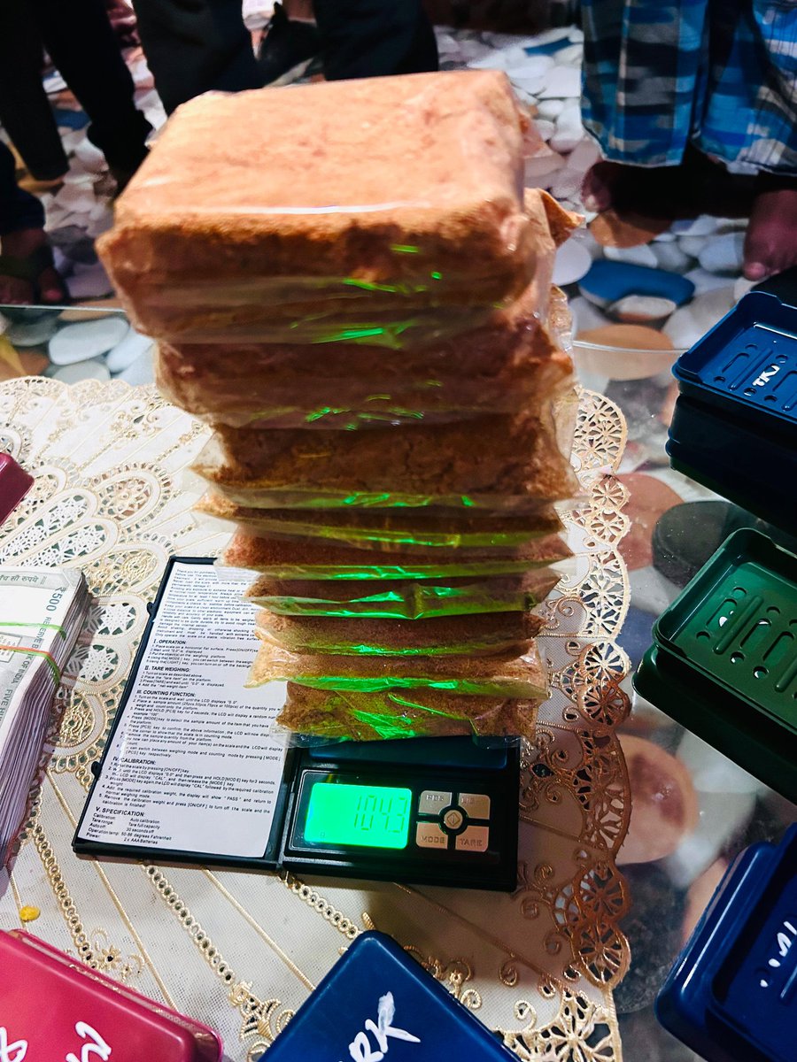 nagaonpolice's tweet photo. A Nagaon Police team from  Rupahihat led by DSP(P) Sandipon Garg recovered 9 Soap Boxes filled with Suspected Heroin net weighting 104 Grams and Rs. 1,64,000/ in an Anti Narcotics operation. Further legal action is Initiated.@himantabiswa @gpsinghips @HardiSpeaks @assampolice https://t.co/5mjEBFxJCc