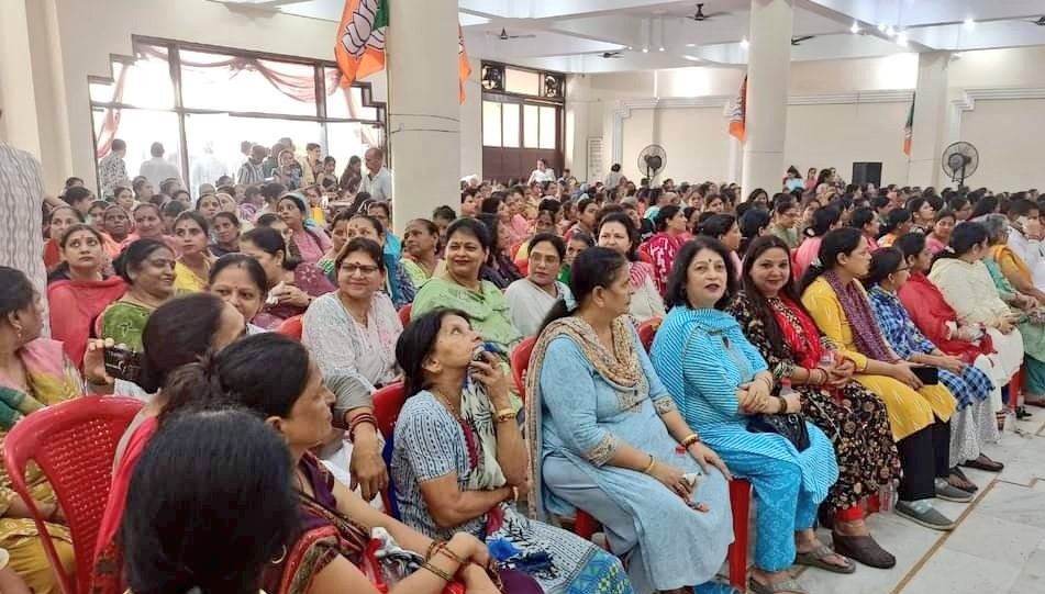 priyasethibjp's tweet photo. #JammuEast.
#BJPMM Sammelan...
Former Dy CM Dr @NirmalSinghBJP G , @YudhvirSethiBJP G, #ParmodKapahi G ,@DograSanjita G & #RajeevCharak G addressed "Mahila Morcha Sammelan" at #JammuEast Assembly Constituency.
App sabhi nari Shakti ko naman.👏
@blsanthosh G
@tarunchughbjp G https://t.co/4rT6Uv3P7K