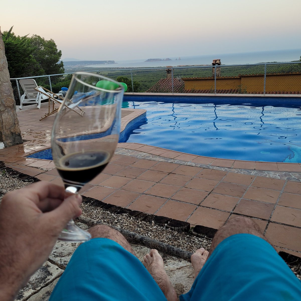 Hoy primer dia de receso en medio de la ola de calor de este verano. Celebrando el #diainternacionaldelacerveza con una buena Imperial Stout de DosKiwisBrewing. Disfrutando vacaciones en #baixemporda Salud a todos!