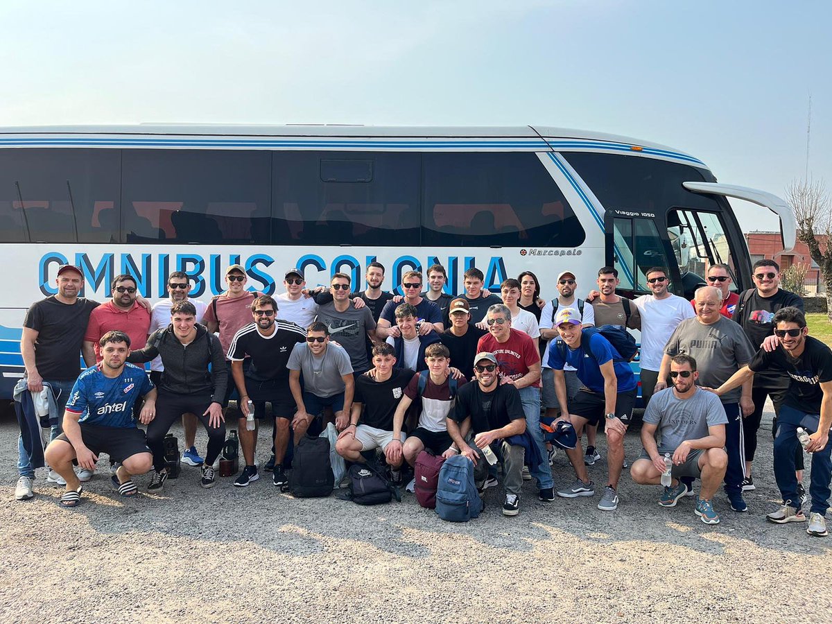 Todos juntos la banda y los jugadores 🔵⚪️🔴

Salto, yendo 🔜