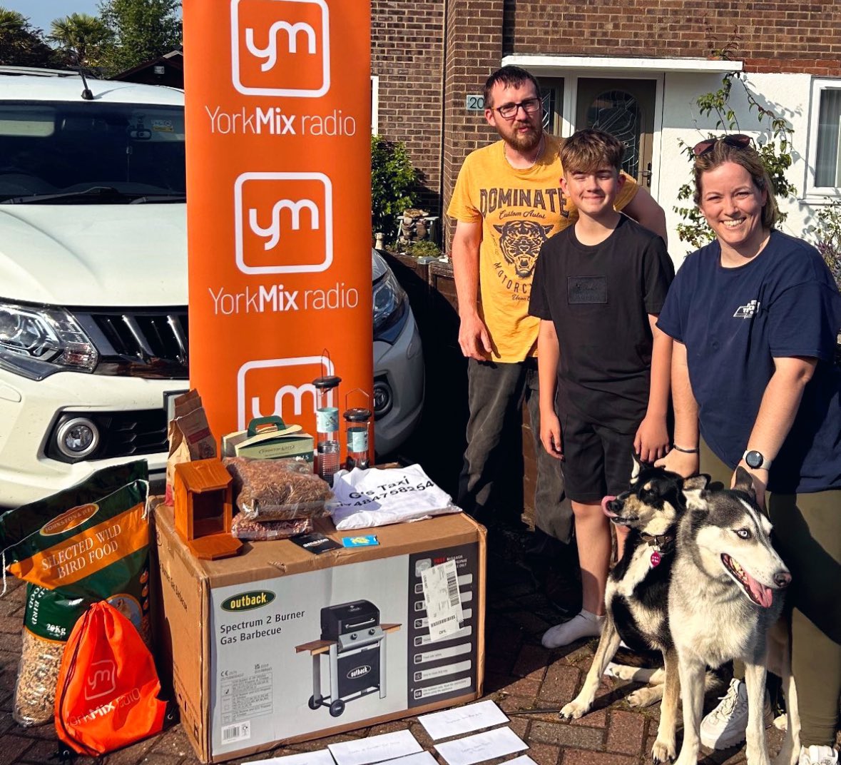 Today Jo in Malton got a visit from <a href="/LauraYorkMix/">Laura Castle</a> <a href="/theyorkmix/">YorkMix</a> 
Our winner of the big summer giveaway #PrepaidSummer she will be eating out, going out, going on holiday, barbecuing summer spending and more with her prize worth more than £1000!! #YorkMixRadio #TuneIn 📻✨