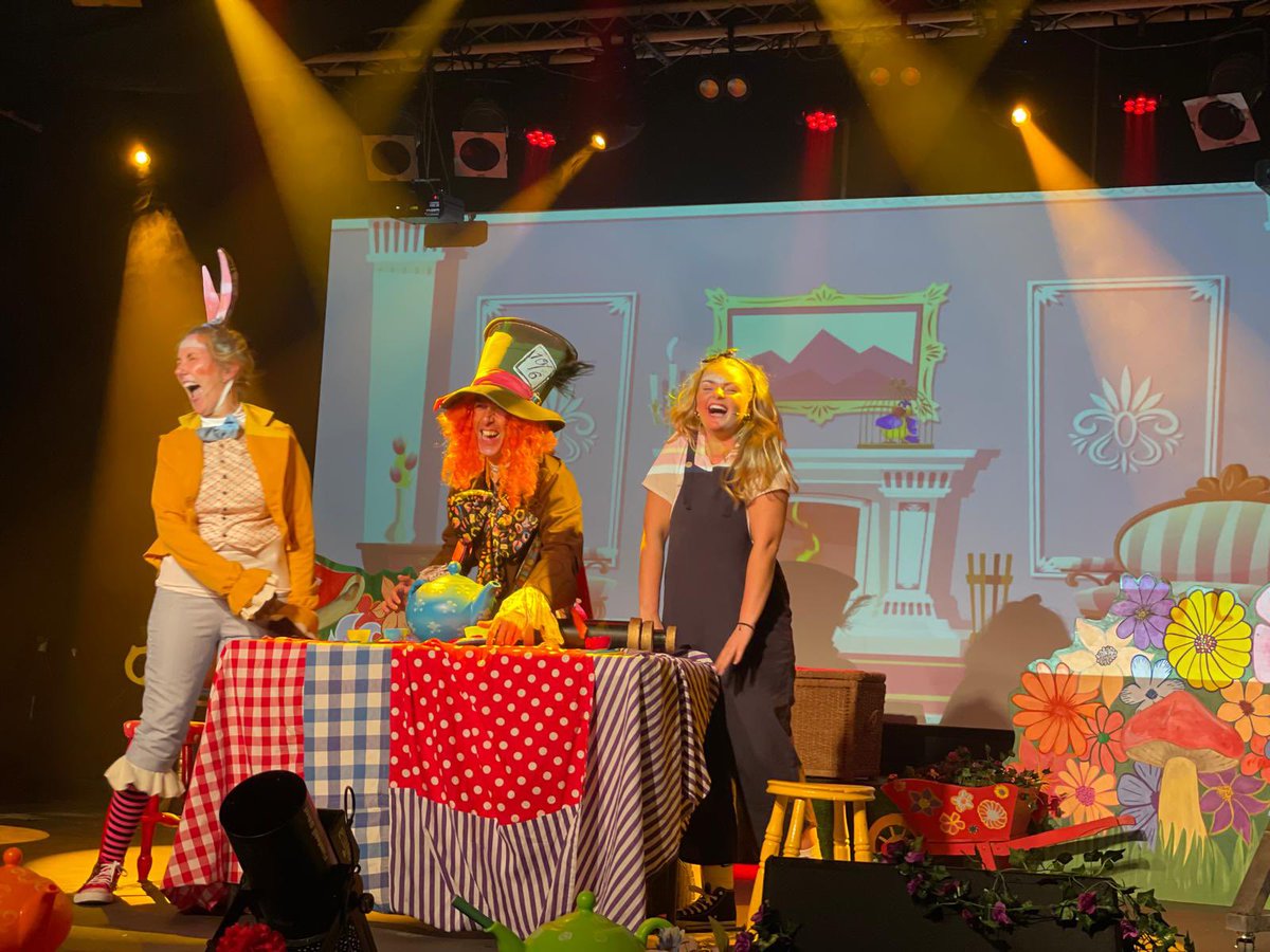 I won’t lie, it’s like a full on aerobic work out! But HUGE FUN! Alice in Wonderland <a href="/smilebarvenue/">Smilebarandvenue</a> this wkd Sat &amp; Sun 11am and 3pm with <a href="/PantomimeUk/">Panto-Ever-After</a> 
Tickets available online or on the door! Having loads of fun with my mates <a href="/BarrieEnglish/">Barrie Ryan English</a> and Isobel Grace🥰