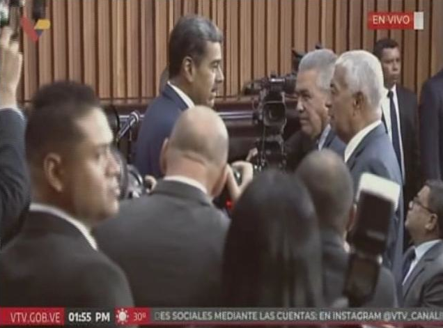 Llega el Presidente Nicolás Maduro al Tribunal Supremo de Justicia. Ya se encuentran allí algunos candidatos, como Benjamin Rausseo, Luis Eduardo Martínez, Javier Bertucci, Antonio Ecarri, Claudio Fermín, Enrique Márquez, entre otros.