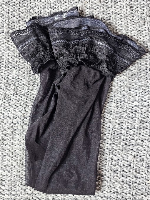 Halterlose zu verkaufen. Schreib mir bei Interesse. https://t.co/78JYLW1by1<a href="/tag/rubberboots"class="tags"><span>#rubberboots</span></a><a href="/tag/gummistiefel"class="tags"><span>#gummistiefel</span></a>