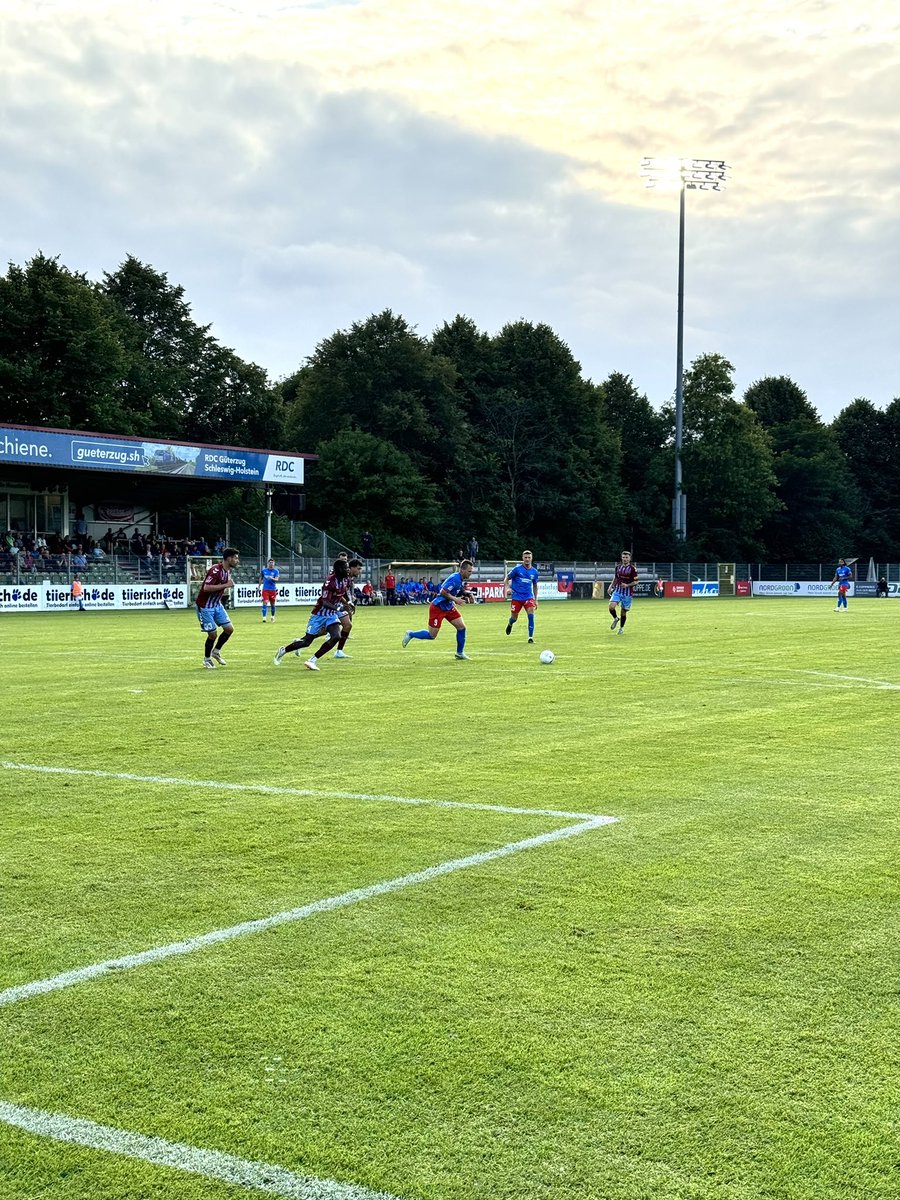 svda1977's tweet image. ⏰27‘ Moritz #Göttel hat den ersten Abschluss der Partie. Aus gut 16 Metern rauscht die Kugel aber zwei Meter drüber. Weiter, Männer! 💙❤️

#wirsindda