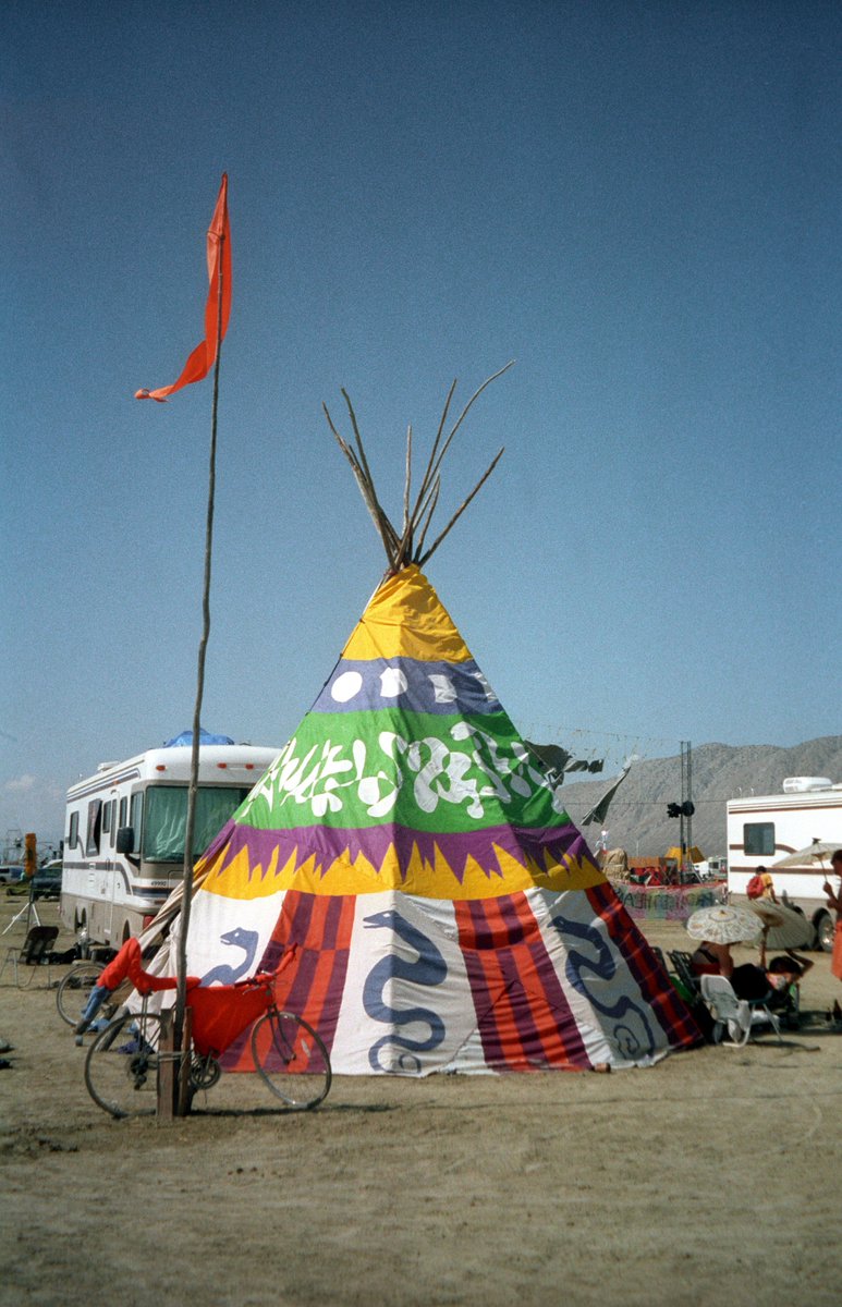 kevin2kelly's tweet image. LOOK Design Tip 184: Anything in a triangle will gather your eye #LOOKdesign #designtip #kevinkelly