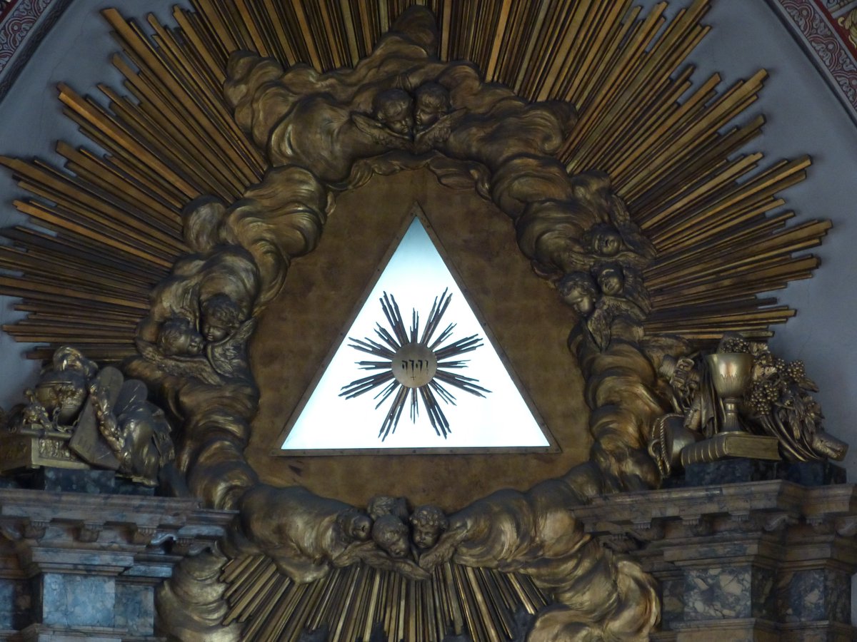 kevin2kelly's tweet image. LOOK Design Tip 184: Anything in a triangle will gather your eye #LOOKdesign #designtip #kevinkelly