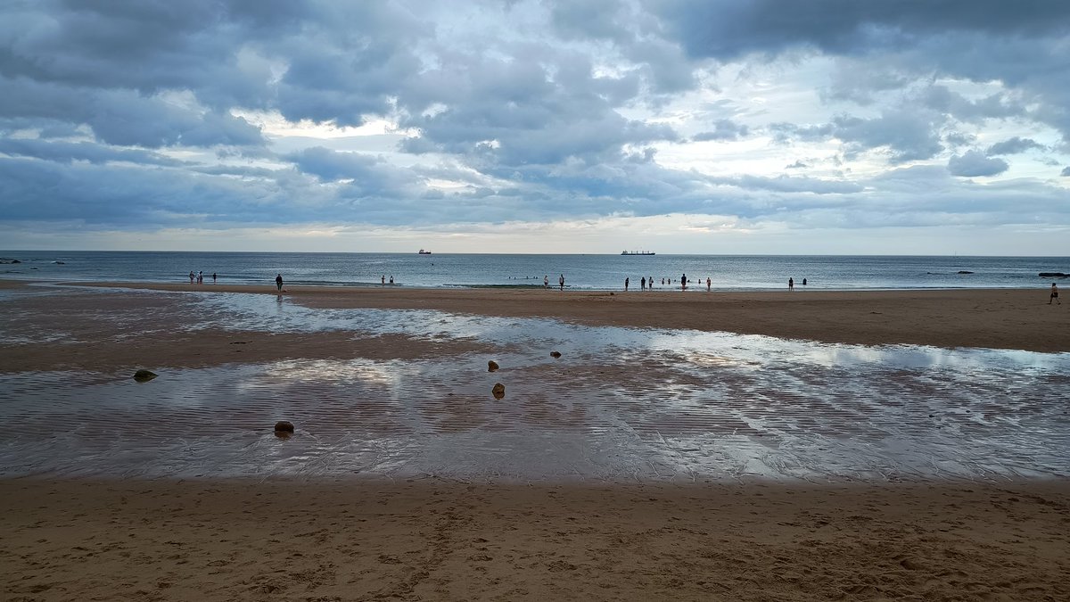 Normally the lifeguard service finishes at 18:00 but tonight our volunteers are doing some late night lifeguarding until 22:30 at King Eddie's for an <a href="/endclothing/">END.</a> launch party x.com/endclothing/st…