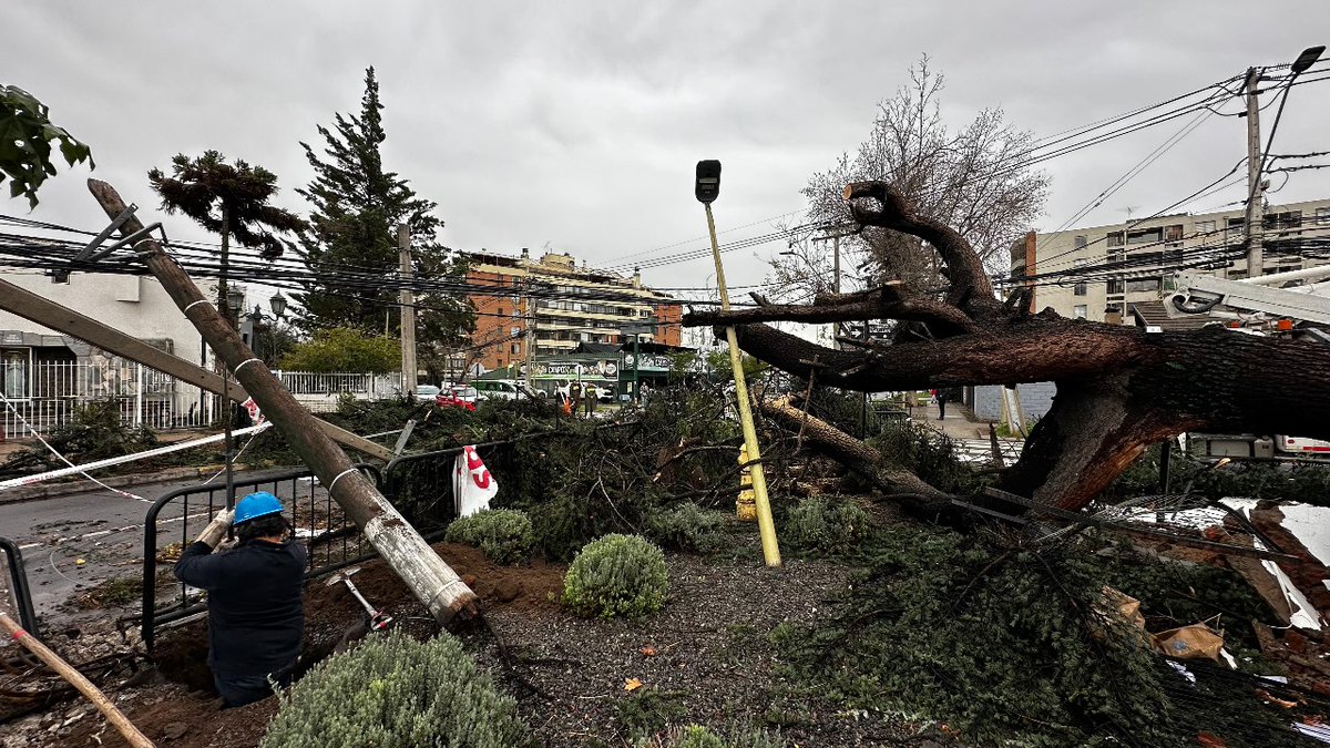 Enel_Informa_CL's tweet photo. [14:06] Seguimos trabajando en el #CorteDeEnergía que afecta a sector Avda. Pdte. Sebastían Piñera E. hasta Mariano Sánchez Fontecilla en Las Condes. Les compartimos imágenes del trabajo realizado por parte de nuestros técnicos para reponer el servicio en condiciones. https://t.co/E3p0ZAhCde
