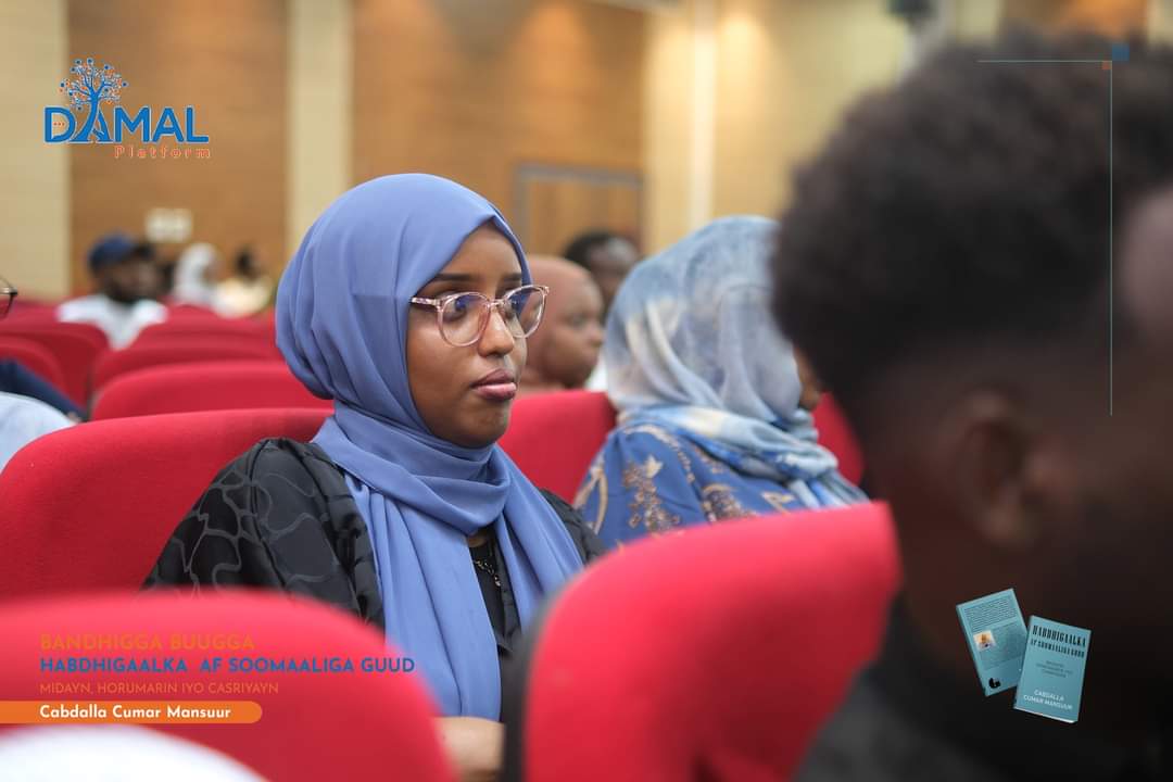DamalPlatform's tweet photo. “Labo bah buu buuggani aad u anfacayaa. Kow; jaamacaddaha. Labo; qoraayaasha, waxaan ku talinayaa in labadaa bah ay aad u danneeyaan buuggani”

Ustaad Suldaan Cabdi Siyaad “Qabdiid”.

#MadashaDamal
#BuuggaHabdhigaalkaAfSoomaaliga. https://t.co/PAXT02FVwV