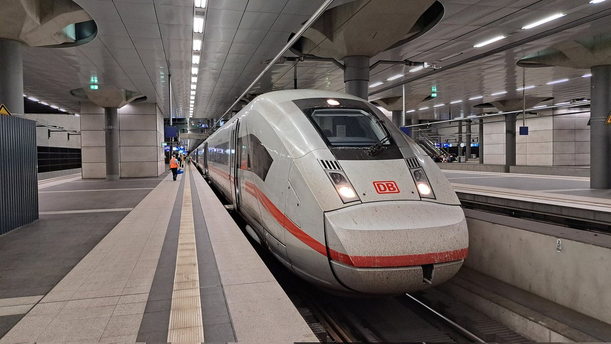 NovaL1ves's tweet photo. Ben bezig met de #ICE24 challenge, met tot nu toe een paar kleine net-geen-problemen, de vorige ICE was gepland +20 bij aankomst in hamburg, terwijl mijn overstap precies 20 minuten was. Gelukkig had de ICE706 wat tijd ingehaald en kon ik IC 1919 gewoon halen. > https://t.co/FpDHyjagN8