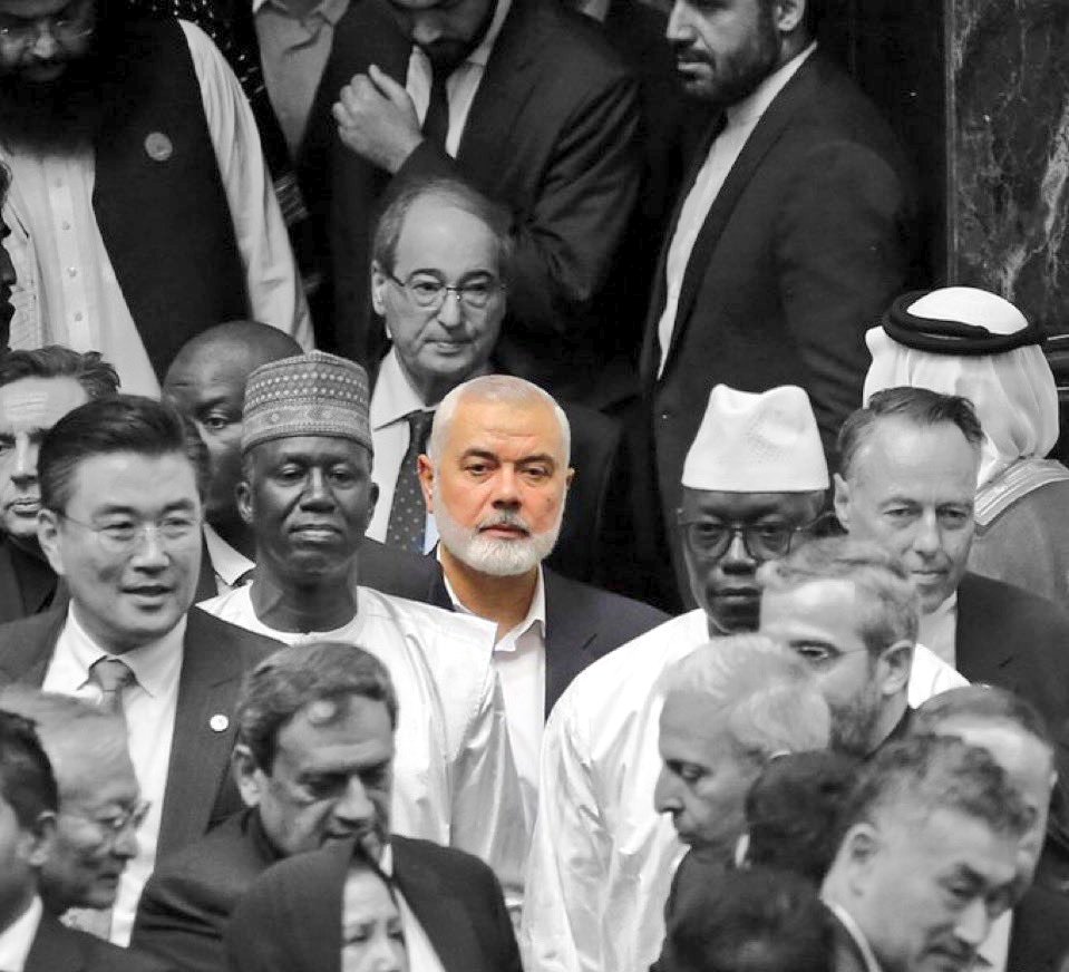 MuhyiddinSekur's tweet photo. "Bazı ölüler, yaşayanlardan daha yüksek sesle konuşur."

Malcolm X https://t.co/3yyxchgtlC
