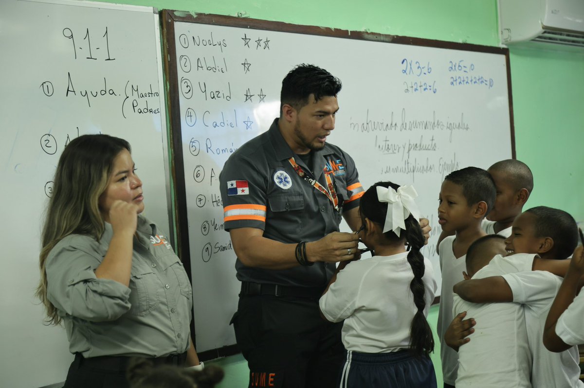 SUME911's tweet photo. Como parte de la iniciativa “Un Día con los Héroes”, personal del Departamento de Entrenamiento del SUME,  brindó Formación en Primeros Auxilios para Docentes y Medidas de Prevención de Accidentes en Niños, en la Escuela Manuel Belgrano, junto a @ProtegeryServir y @BCBRP https://t.co/GvxaHMBSn7