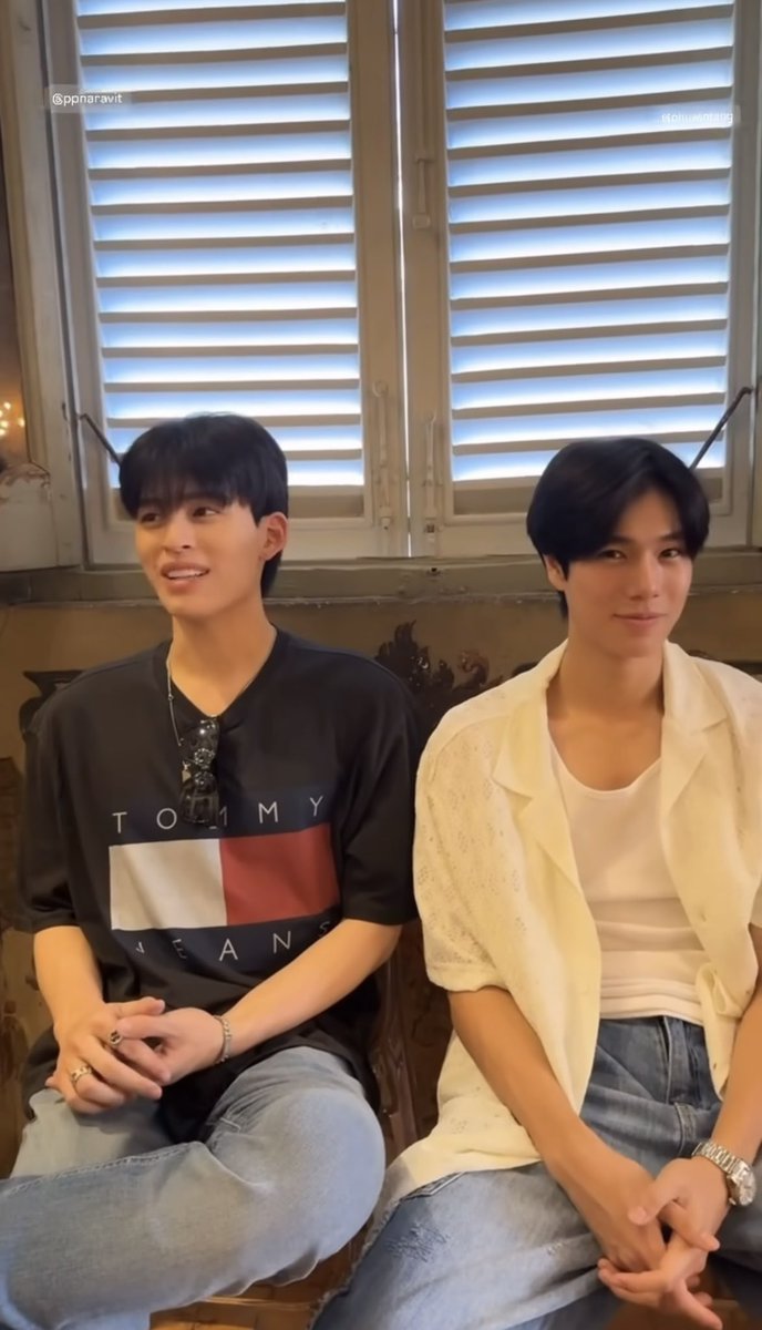 comismoon's tweet image. BUSET DAH! Inimah keliatan banget, Pond awalnya make kaos sama jeans ketat, terus giliran sampe colosseum auto ganti pake singlet putih, kemeja item, sama jeans robek-robek biar bisa mengabadikan momen sambil couplean sama ayangnyaa 😭🫠😭🫠

#ppnaravit #phuwintang #ปอนด์ภูวินทร์