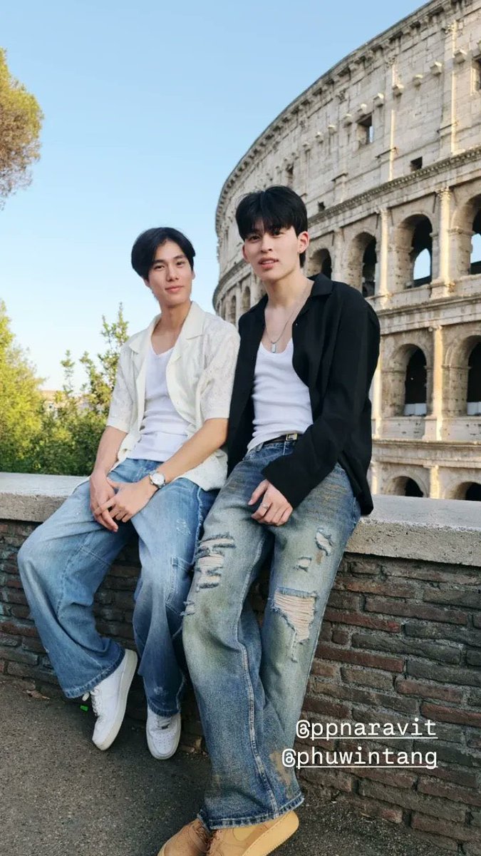 comismoon's tweet image. BUSET DAH! Inimah keliatan banget, Pond awalnya make kaos sama jeans ketat, terus giliran sampe colosseum auto ganti pake singlet putih, kemeja item, sama jeans robek-robek biar bisa mengabadikan momen sambil couplean sama ayangnyaa 😭🫠😭🫠

#ppnaravit #phuwintang #ปอนด์ภูวินทร์