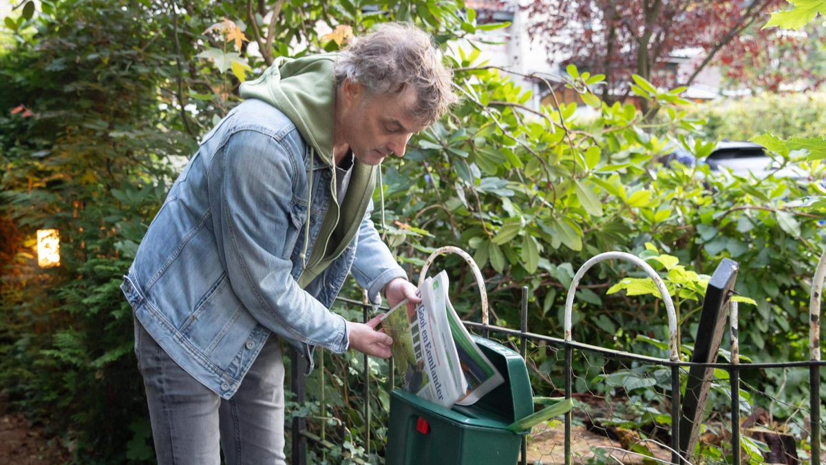 gooieneemlander's tweet image. Krant in de bus, adres naar rechts swipen en weer door. Verslaggever even terug in de rol van krantenjongen gooieneemlander.nl/regio/gooi-en-…