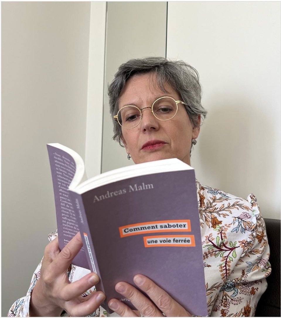 sandruisseau's tweet photo. #VendrediLecture https://t.co/h84JmgX85I