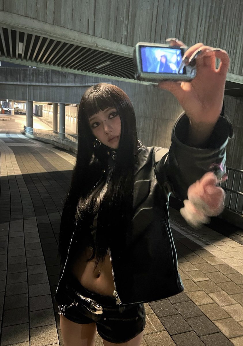 hourlykrn's tweet image. damn girlll