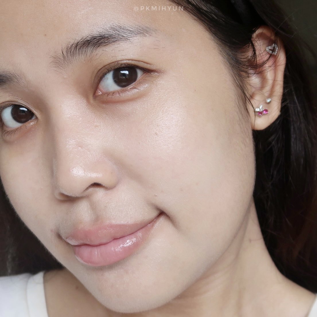 พอนด์สสูตรสีชมพู มีไนอาซอร์ซินอล ส่วนผสมสุดจึ้งจากพอนด์สที่จึ้งกว่าวิตซี 7 เท่า เน้นลดพวกรอยสิว รอยดำ แล้วก็ปรับสีผิวเราด้วย ใครผิวบาง แพ้พวกวิตามินซีลองมาใช้ตัวนี้ดู ไม่กัดผิว ไม่แสบผิวเลย นี่ลองใช้มาได้อาทิตย์นึงแล้ว หน้าขาวกว่าคอแล้ววว ใช้แบบครบทั้งเซรั่ม+เดย์ครีมเลยนะ