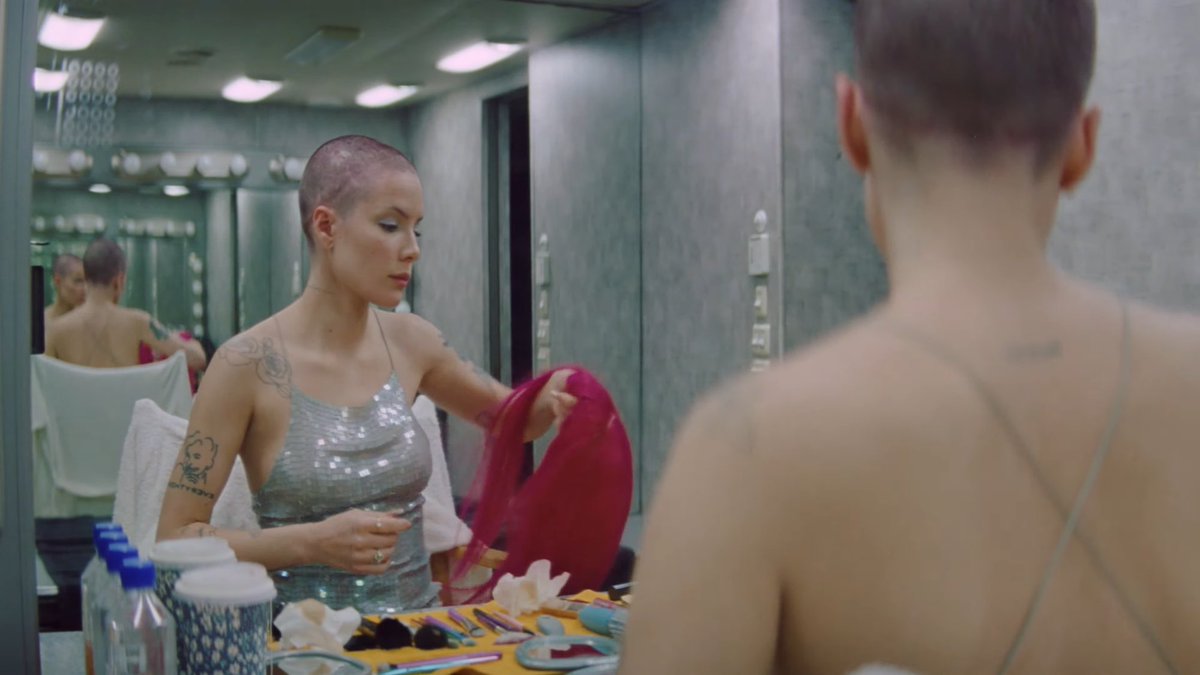 TheHalseyRoom's tweet image. Halsey takes off her pink wig on the music video for ‘Lucky’ showing her fight against leukemia:

“And I told everybody I was fine for a whole damn year
And that’s the biggest lie of my career”