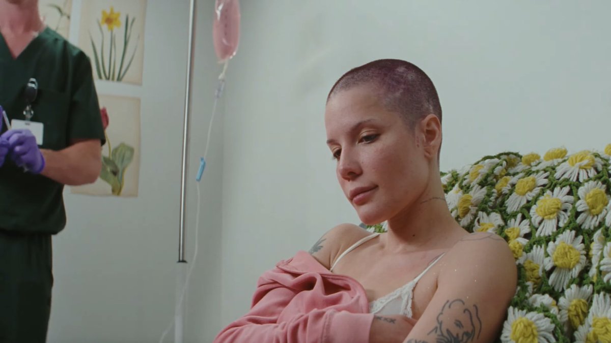 TheHalseyRoom's tweet image. Halsey takes off her pink wig on the music video for ‘Lucky’ showing her fight against leukemia:

“And I told everybody I was fine for a whole damn year
And that’s the biggest lie of my career”