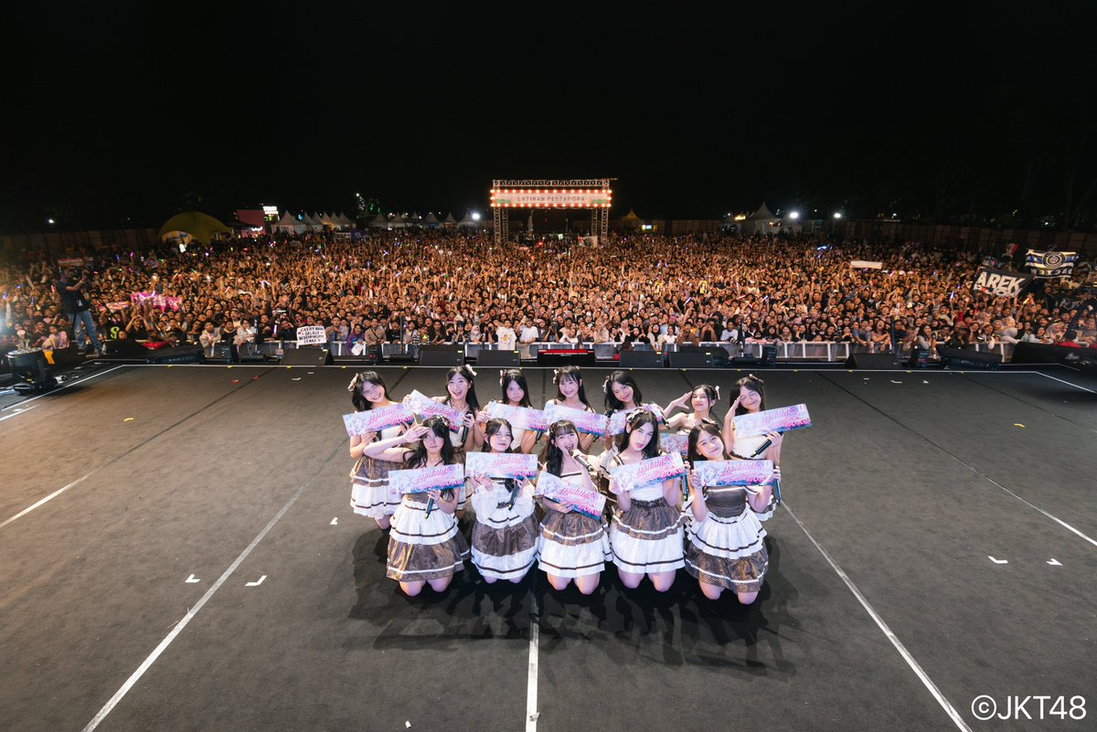 officialJKT48's tweet photo. Halo teman-teman di Malang!
Wihh rame terus! Pancen umak suangar!🔥 Suwun yo rek wes teko ndelok JKT48 ning acara LATIHAN PESTAPORA MALANG 2024! Sampek ketemu maneh yo! https://t.co/MEkRlGAyPb