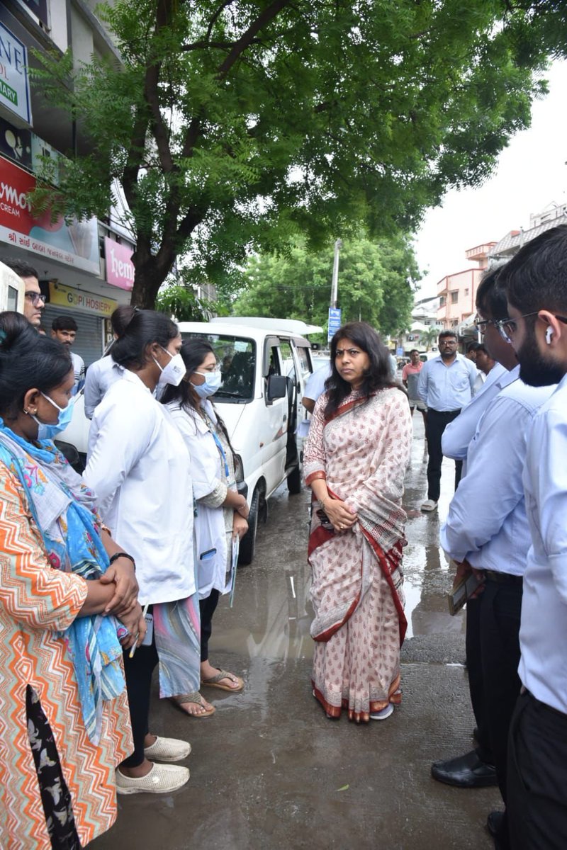 ભારે વરસાદથી અસરગ્રસ્ત વિસ્તારોમાં પાણી ઓસરતાં માન.કમિશ્નર શ્રીમતી શાલીની અગ્રવાલ IAS દ્વારા સ્થળ મુલાકાત લઇ સ્થાનિકો સાથે ચર્ચા કરી તથા સફાઇ, જંતુનાશક દવાઓનો છંટકાવ, કલોરિનની દવાઓનું વિતરણ જેવી આરોગ્ય વિષયક કામગીરીનું નિરિક્ષણ કર્યું.