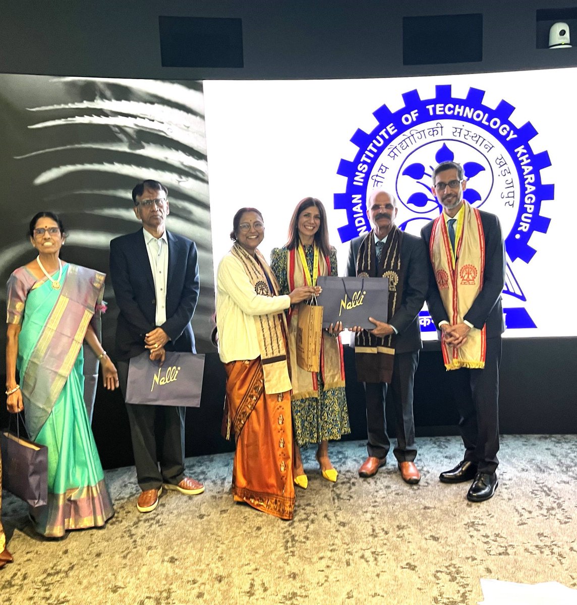 IITKgp's tweet image. In a momentous occasion of pride @IITKgp honoured Shri @sundarpichai with Doctor of Science (Honoris Causa) Award & Mrs. Anjali Pichai with Distinguished Alumnus Award in San Francisco.He said 'Last week I was grateful to receive an honorary doctorate from my alma mater @IITKgp.'
