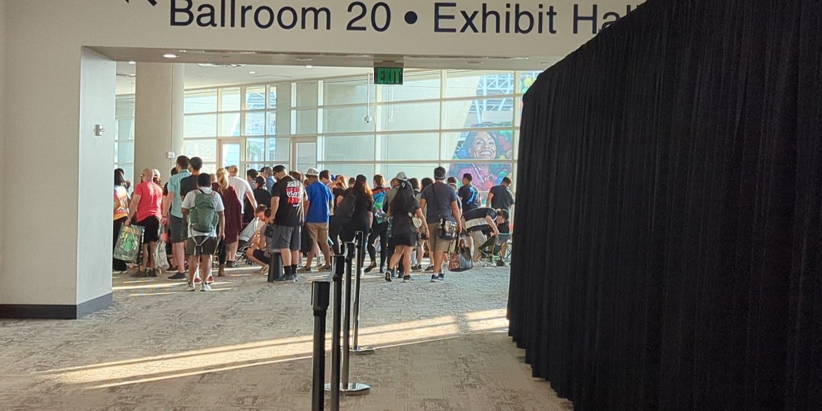 SD_Comic_Con's tweet photo. #SDCCLineUpdate the exhibit hall escalator line is filling up the first half and about to start the second section. #SDCC https://t.co/zxRegptcfw
