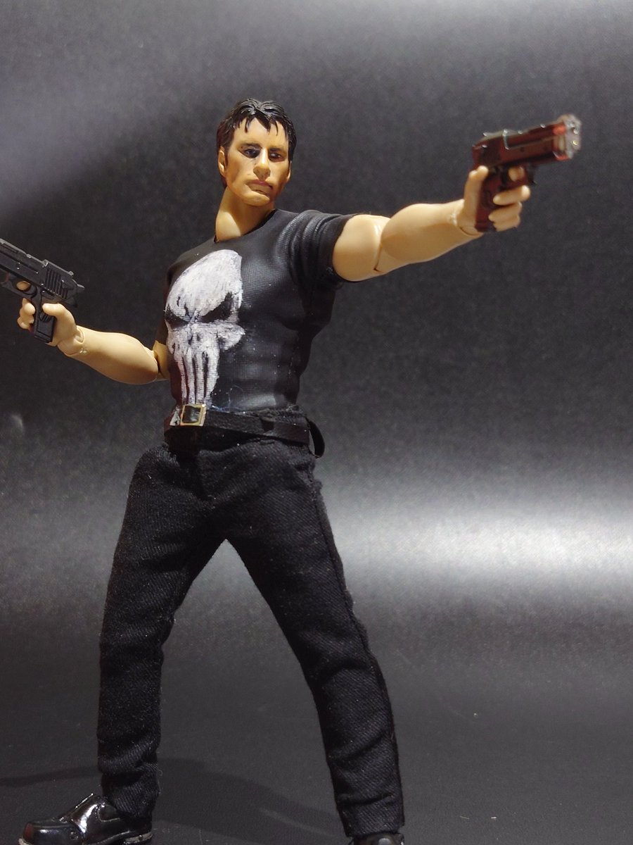 fc2AUPpw3cgO7QD's tweet image. トイビズのパニッシャーヘッドを再利用しました！！
初めての実写パニッシャーがトーマスジェーン版と思い入れもあるので作りました。
シャツのドクロは手描きでうまく出来たかと思います🎶
#カスタムフィギュアが見れるタグ
#マーベルレジェンド
#パニッシャー