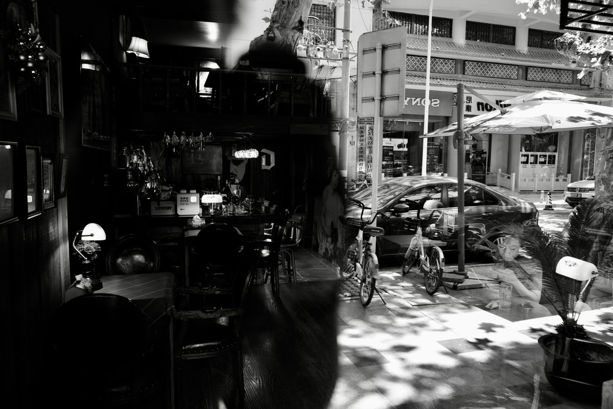 每日一拍📸📸📸
Leica Q2 Monochrom📷📷
利用光影的变化，你就站在那，但你却能看到两个世界💎💎💎