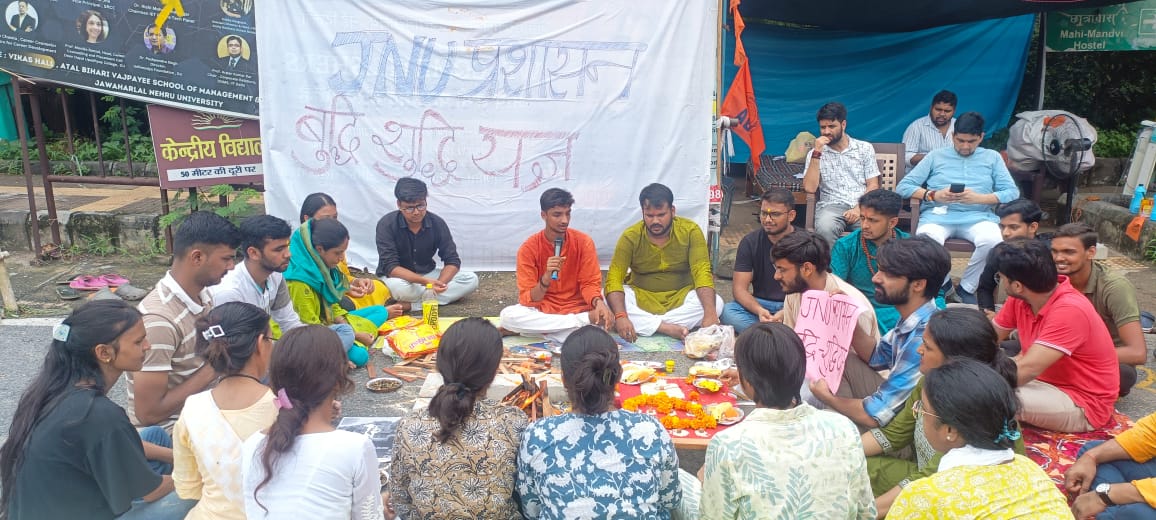abvpjnu's tweet photo. आज अभाविप-जेएनयू के द्वारा समर स्थल पर जेएनयू प्रशासन के बुद्धिशुद्धि हेतु हवन का आयोजन किया गया। इस अवसर पर जेएनयू के छात्रों ने हवन में आहुति देकर भ्रष्ट JNU प्रशासन के बुद्धिशुद्धि की कामना की।

#abvp #jnu #छात्र_समर https://t.co/LaaDHZTmlP
