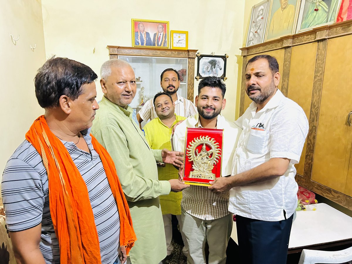 prakashbjp_'s tweet photo. बांदा नगर के छोटी बाजार निवासी विवेक कुमार गुप्ता पुत्र श्री आशीष गुप्ता जी के #UPSC परीक्षा में AIR 20 वीं रैंक हासिल कर #Assistant_Commissioner के पद पर चयन होने आज उनके आवास पहुंचकर पर सम्मानित किया एवं मंगल शुभकामनाएं व बधाई प्रदान की..!! https://t.co/LeZm1WG0YN