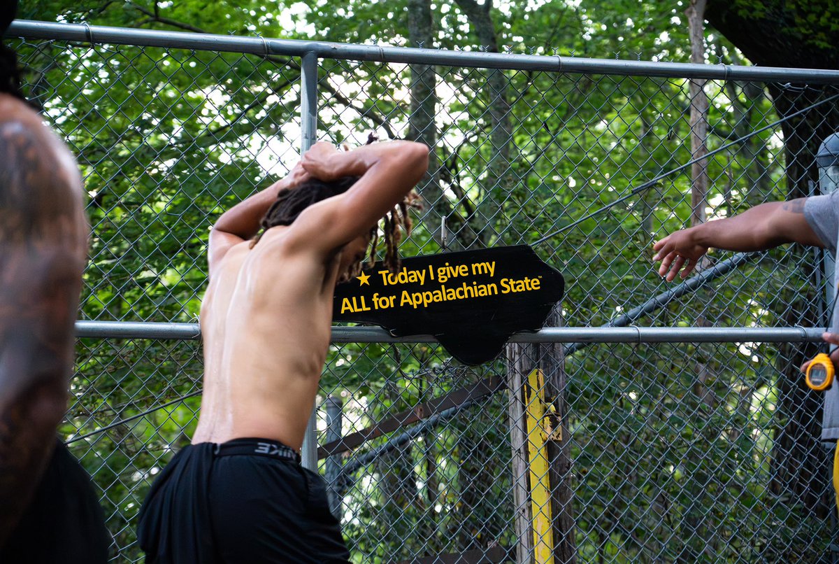 AppState_FB's tweet photo. How do you know fall camp is close?

⏰ 𝐏𝐫𝐞-𝐒𝐮𝐧𝐫𝐢𝐬𝐞 𝐊𝐧𝐨𝐛 𝐑𝐮𝐧 

↗️ Elevation gain: 1,000+ feet

#IYKYK | #GoApp https://t.co/tavi7gVPVm