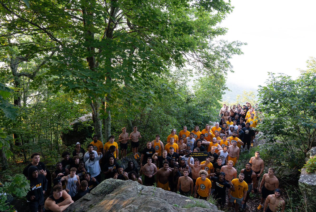 AppState_FB's tweet photo. How do you know fall camp is close?

⏰ 𝐏𝐫𝐞-𝐒𝐮𝐧𝐫𝐢𝐬𝐞 𝐊𝐧𝐨𝐛 𝐑𝐮𝐧 

↗️ Elevation gain: 1,000+ feet

#IYKYK | #GoApp https://t.co/tavi7gVPVm