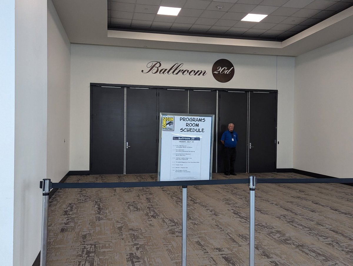 SD_Comic_Con's tweet photo. #SDCCLineUpdate the Ballroom 20 line is beginning to form 👍 #SDCC https://t.co/AMpIBctCXH