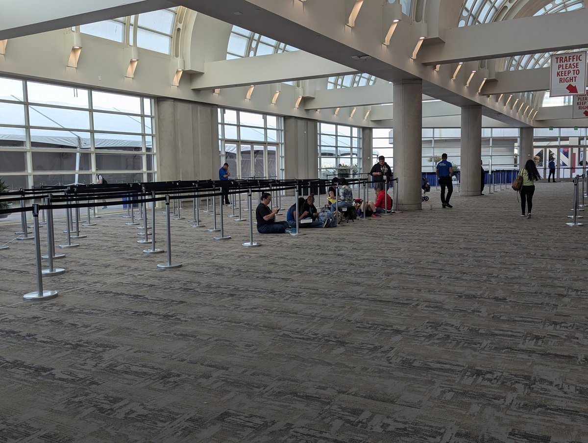 SD_Comic_Con's tweet photo. #SDCCLineUpdate the Ballroom 20 line is beginning to form 👍 #SDCC https://t.co/AMpIBctCXH