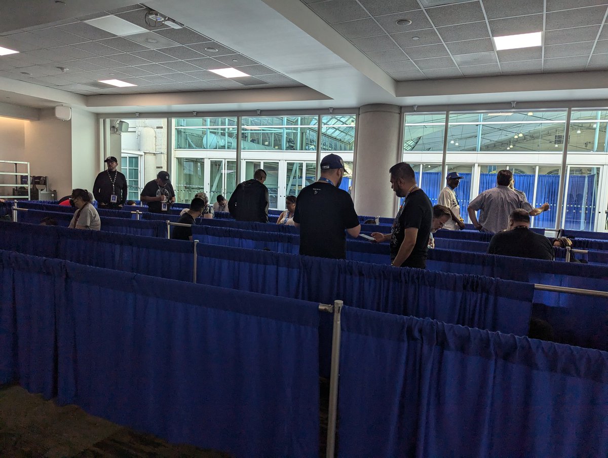 SD_Comic_Con's tweet photo. #SDCCLineUpdate the Limited Signing line is on the last chute before they start lining outside #SDCC https://t.co/drwr8vgDZt