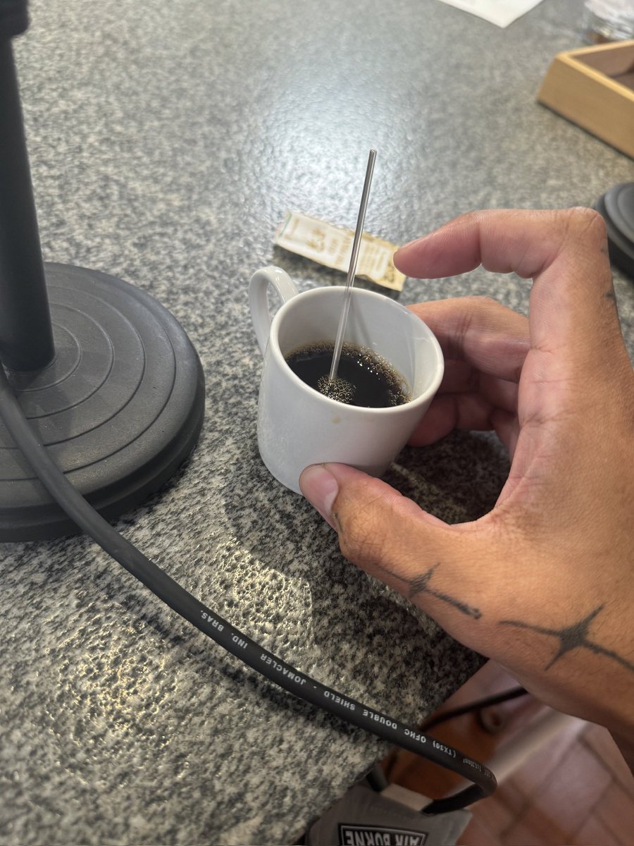 foioguto's tweet photo. tava pensando aqui sobre café

tecnicamente, se a ideia for tomar como boost de energia, e não apreciação de sabor

O ideal seria tomar com açúcar, não? Que aí soma o pico de cafeína com glicose? https://t.co/n25ySpkSEe