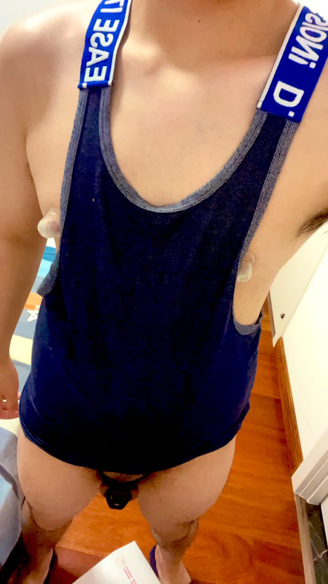 swiftleon137180's tweet photo. 被老公锁上了🤐🤐
然后就偷看老公洗澡🤤🤤🤤 https://t.co/S3ytdbIrr3