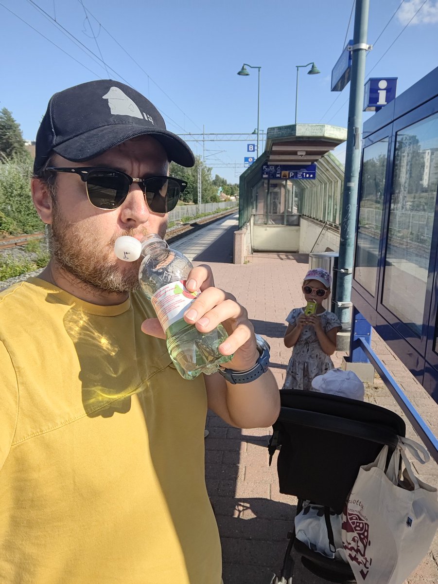 Se tunne, kun odotat rattailla (Järvenpää-Riihimäki 17:06) helteessä  lasten kanssa, että kaikki matkustajat tulee junasta ulos. Junan ovet menee lukkoon ja juna jatkaa matkaa eteenpäin. VR venaile (helteessä) rauhassa😎. @VRmatkalla Kiitos odotellaan seuraavaa. #palaute