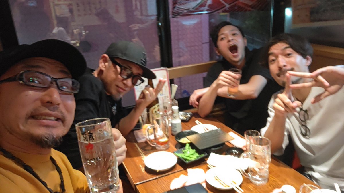 Spunky_hosoya's tweet photo. マジでフッ軽だった！
急遽集まれた！！

#KOLDRYDE (@koldryde) と #SOUL_D!(@SOUL_D_OFFICIAL) のギターのヒデさん🤗

ヒデさんと話して…
俺、、マジでバンド頑張ろう！
何があっても乗り越えるっ！
そして、またヒデさんや他の仲間たちとイイ酒を飲む✨🍻🎶

格好いいことを必死でやるって決めた👊 https://t.co/Xa0YBri5lT