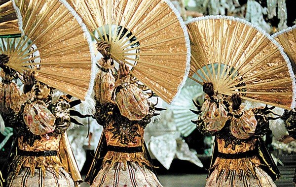 leandrovieirarj's tweet photo. Rosa Magalhães vai viver para sempre em todo carnavalesco que se aventurar a fazer Carnaval. Ela é a régua com a justa medida que define o que faz um carnavalesco. Na pesquisa, no texto, nas fantasias e nas alegorias, ela é o gabarito do ofício. https://t.co/DYqzLMflRs