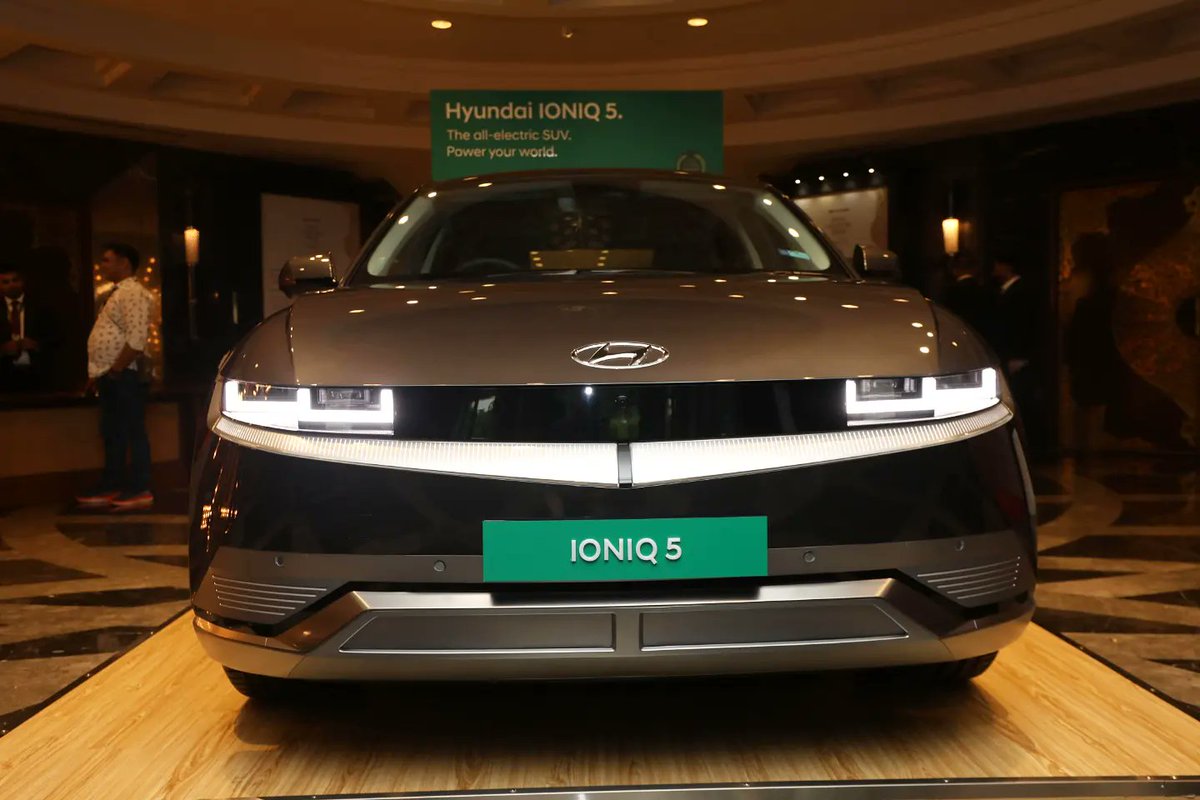 WIONDrive's tweet photo. .@HyundaiIndia Ioniq 5 has been displayed at the 2024 India Couture Week (ICW), positioning the EV as a premium product.

This marks Hyundai's second consecutive partnership with the @fdciofficial for the ICW. 

#icw2024 #ioniq5 https://t.co/n7Zgt8rZIU