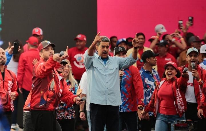 Iralva3's tweet photo. La Esperanza está en la calle. Y bajo los ideales de @chavezcandanga
Seguimos construyendo patria con @NicolasMaduro
Este #28Julio gana la paz y gana Nicolás 
@Mippcivzla 
#TriunfaLaEsperanza 
#GalloPinto 
#GalloNico https://t.co/BSJQjKTuzE