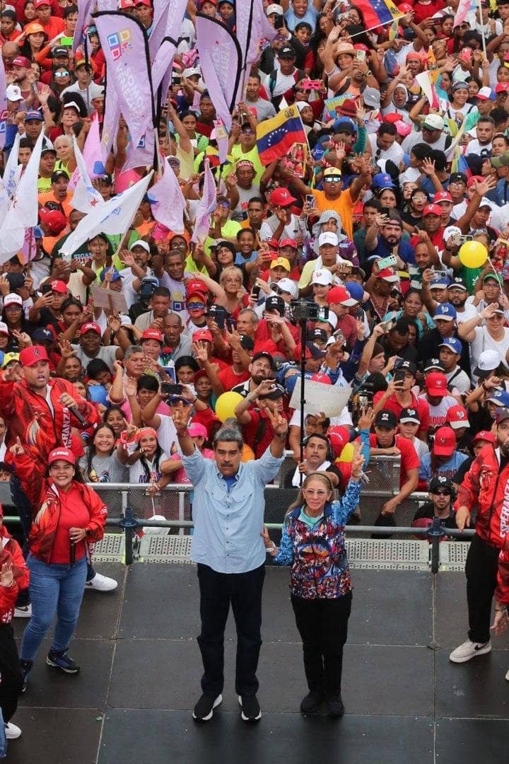Iralva3's tweet photo. La Esperanza está en la calle. Y bajo los ideales de @chavezcandanga
Seguimos construyendo patria con @NicolasMaduro
Este #28Julio gana la paz y gana Nicolás 
@Mippcivzla 
#TriunfaLaEsperanza 
#GalloPinto 
#GalloNico https://t.co/BSJQjKTuzE