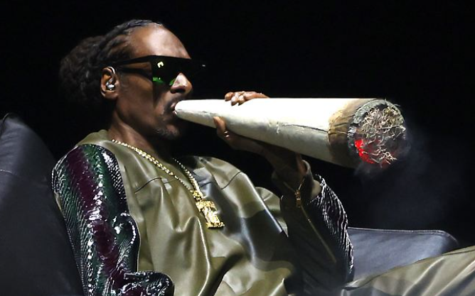 TimRicour's tweet photo. Snoop Dogg en de Olympische Vlam. (dpa/reuters) https://t.co/LsqkjMoKH5