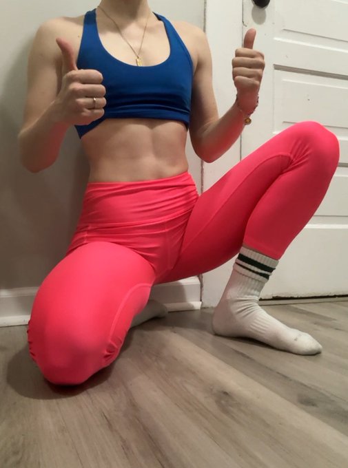 Wanna see the most obnoxious leggings I accidentally bought? https://t.co/Wtgcdph9og